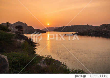 Mountain with boulders in Hampi 106891110