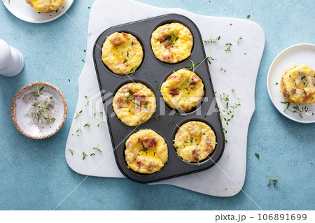 Bacon and cheddar egg muffins for breakfast 106891699