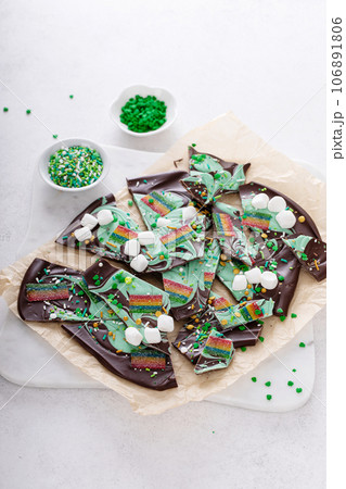 St Patricks day chocolate bark with sprinkles and rainbows 106891806