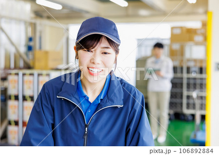 倉庫で作業を行う女性スタッフ 106892884