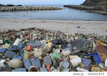 海岸の漂着物 環境問題 ゴミ問題 106892979