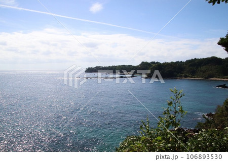 聖域の岬から眺める海岸と綺麗な空 106893530