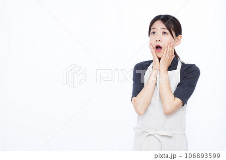 白い背景の前でビックリしている30代の主婦 106893599