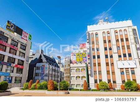 松戸駅西口のデッキと周辺のビル風景 106893797