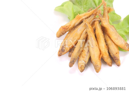 ワカサギの唐揚げ 魚料理 揚げ物 明るい背景 ワカサギの唐揚げ 魚料理 揚げ物 明るい背景 106893881