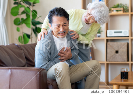 胸が苦しい夫と心配する妻 胸が苦しい夫と心配する妻 106894402