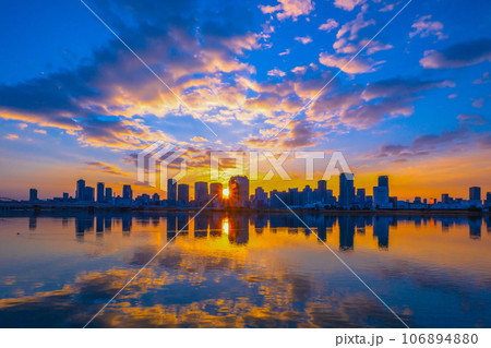 大阪梅田の高層ビル群と日の出 大阪梅田の高層ビル群と日の出 106894880