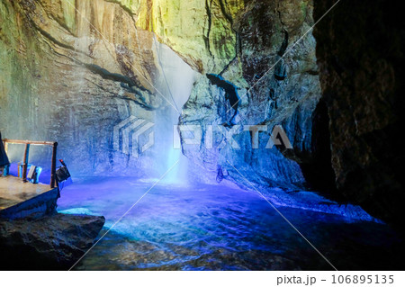 ライトアップされた天の岩戸滝 ライトアップされた天の岩戸滝 106895135