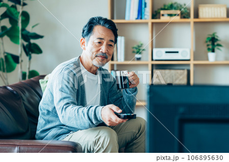 テレビを見るミドルの男性 106895630