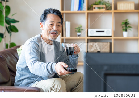 テレビを見るミドルの男性 106895631