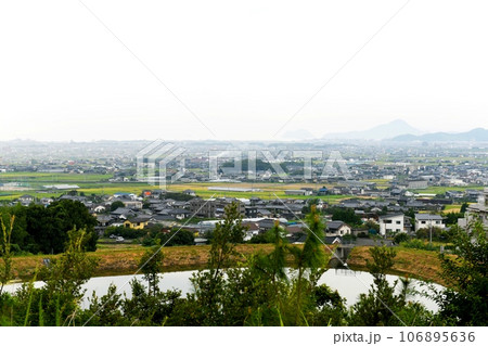【伊予市　松山自動車道(下り線)　恋人の聖地「伊予灘サービスエリア」より松前町越しに瀬戸内海を望む】 106895636