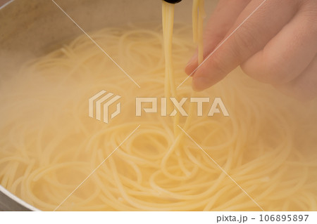 パスタ トング アルデンテ確認の写真素材 [106895897] - PIXTA