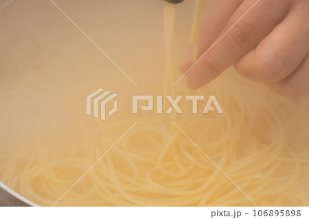 パスタ　トング　アルデンテ確認 106895898