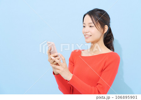 スマホを見る女性 スマホを見る女性 106895901