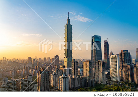 摂影平台から見る台北101と信義区の夕景 台湾 台北市 摂影平台から見る台北101と信義区の夕景 台湾 台北市 106895921