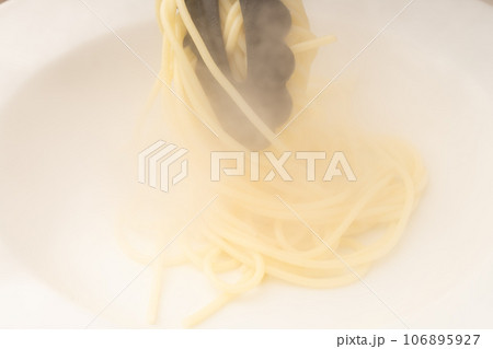 パスタ　盛り付け 106895927