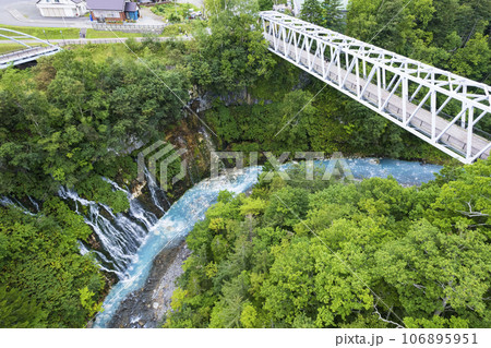 北海道 美瑛の「白ひげの滝」を空撮 北海道 美瑛の「白ひげの滝」を空撮 106895951