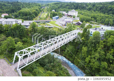 北海道 美瑛の「白ひげの滝」を空撮 北海道 美瑛の「白ひげの滝」を空撮 106895952