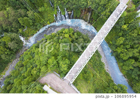 北海道 美瑛の「白ひげの滝」を空撮 106895954