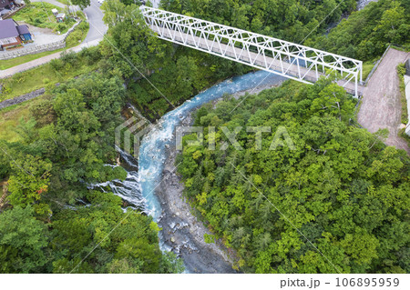 北海道 美瑛の「白ひげの滝」を空撮 106895959
