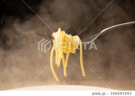 パスタ　フォーク　オリーブオイル 106895993