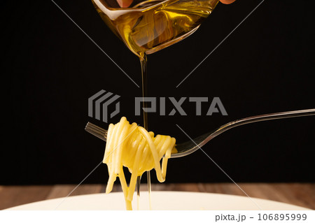 パスタ　フォーク　オリーブオイル 106895999