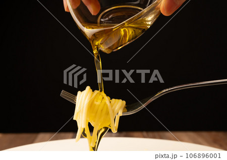 パスタ　フォーク　オリーブオイル 106896001