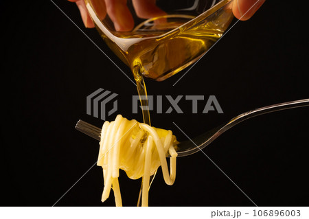 パスタ　フォーク　オリーブオイル 106896003