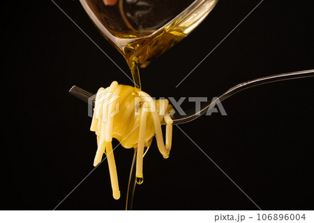 パスタ　フォーク　オリーブオイル 106896004