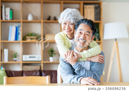 仲良しのシニアの夫婦 106896236