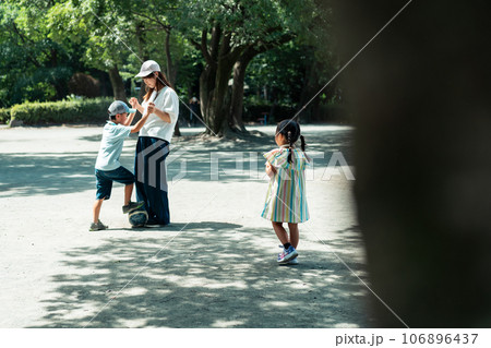 5 years old & 7 years old 5 years old & 7 years old 106896437