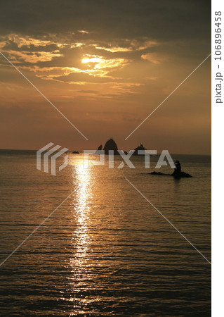 西伊豆の美しい海に沈む夕日 106896458