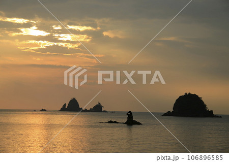 西伊豆の美しい海に沈む夕日 106896585
