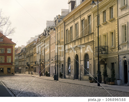 ワルシャワ・ポーランド 石畳の街並み 106896588