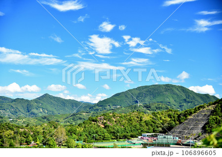 救馬溪観音から高尾山(右)・三星山(左)を望む 【和歌山県上富田町】 救馬溪観音から高尾山(右)・三星山(左)を望む 【和歌山県上富田町】 106896605