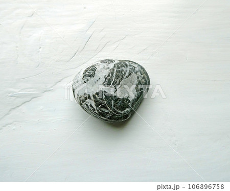 個性的なかたち、模様の海辺の小石を白バックにレイアウトした写真 106896758