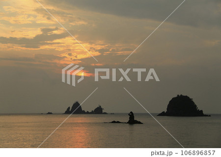 西伊豆の美しい海に沈む夕日 106896857
