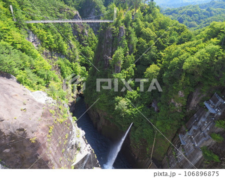川俣ダムからの瀬戸合峡と吊り橋 106896875