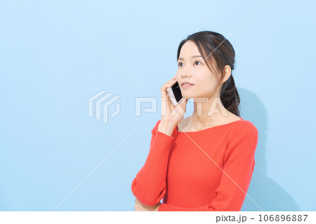 スマホで通話する女性 106896887