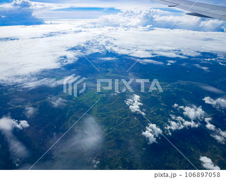 飛行機の窓からの眺め 106897058