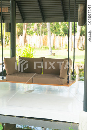 empty sofa swing in garden empty sofa swing in garden 106897143