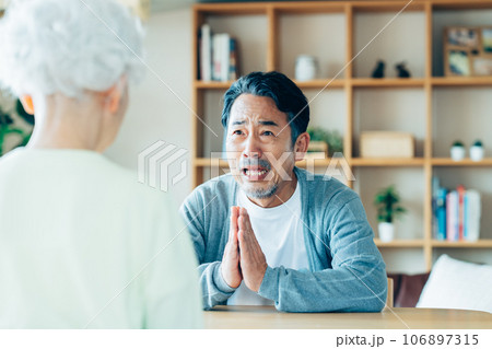 妻に謝るシニアの男性 妻に謝るシニアの男性 106897315