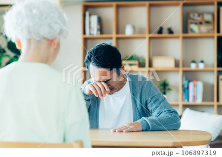 妻に謝るシニアの男性 106897319