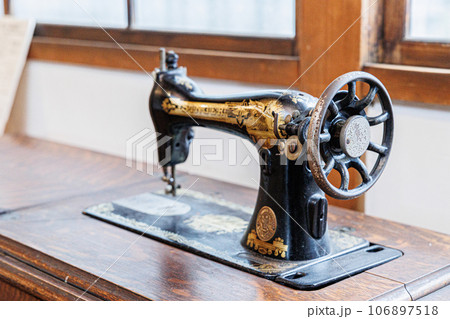 レトロなミシンの画像アンティークのイメージ素材 106897518