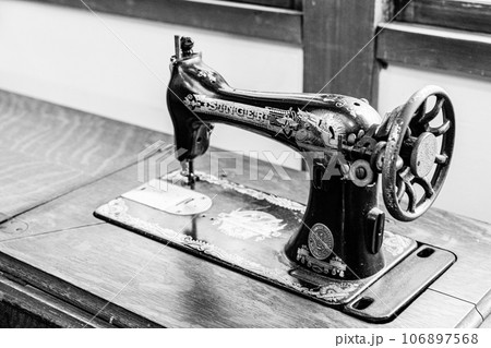 レトロなミシンの画像アンティークのイメージ素材 106897568