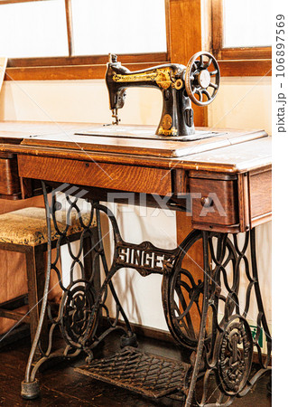 レトロなミシンの画像アンティークのイメージ素材 106897569