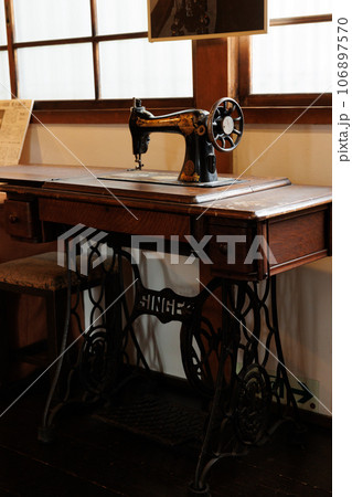レトロなミシンの画像アンティークのイメージ素材 106897570