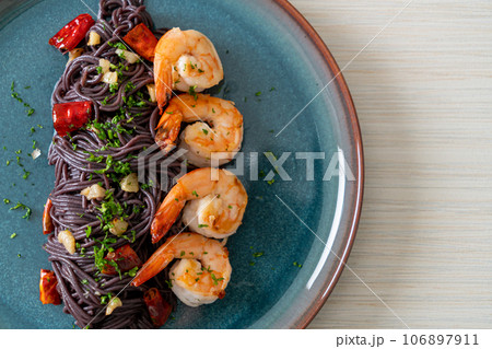 stir-fried black spaghetti with garlic and shrimps 106897911