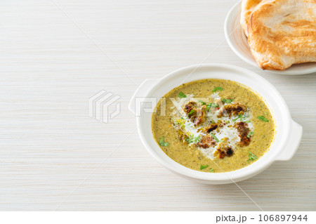Afghani chicken in green masala curry or Hariyali tikka chicken hara masala with roti or naan bread 106897944