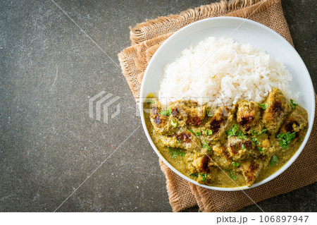 Afghani chicken in green curry or Hariyali tikka chicken hara masala with rice 106897947